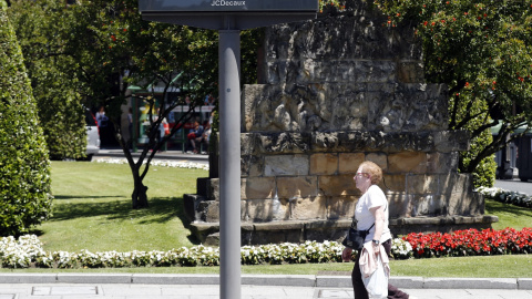 Un termómetro marca 34ºC en Bilbao, donde el sol y las altas temperaturas marcarán el inicio del mes de junio,| EFE