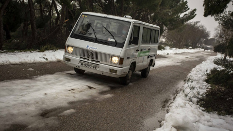 Pedro, jardinero de la Casa de Campo, conduce una furgoneta del Ayuntamiento de más de veinte años de antigüedad. Pedro, jardinero de la Casa de Campo, conduce una furgoneta del Ayuntamiento de más de veinte años de antigüedad.