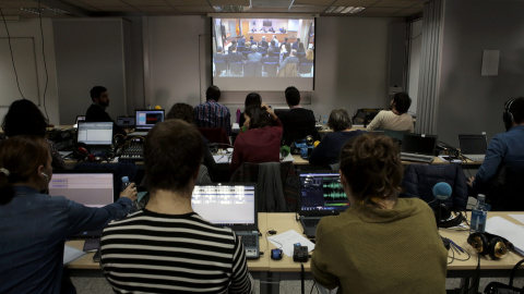 Periodistas siguen el juicio en el que la infanta Cristina está acusada de fraude fiscal, en una pantalla grande en un tribunal de Palma de Mallorca, España. REUTERS/Enrique Calvo