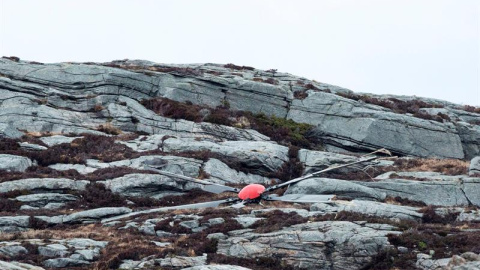 Una de las hélices del helicóptero siniestrado que ha acabado con la vida de 13 personas. EFE/EPA/Torstein Boe Una de las hélices del helicóptero siniestrado que ha acabado con la vida de 13 personas. EFE/EPA/Torstein Boe