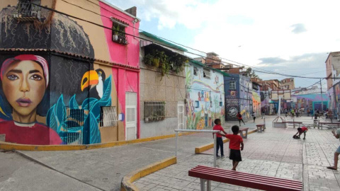 Un grupo de niños y niñas juega en el barrio de San Agustín, en Caracas Un grupo de niños y niñas juega en el barrio de San Agustín, en Caracas