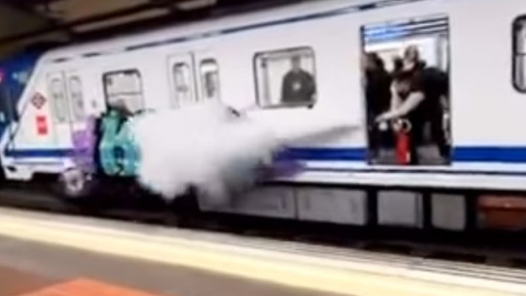 Un conductor del Metro de Madrid espanta a dos grafiteros con un extintor Un conductor del Metro de Madrid espanta a dos grafiteros con un extintor