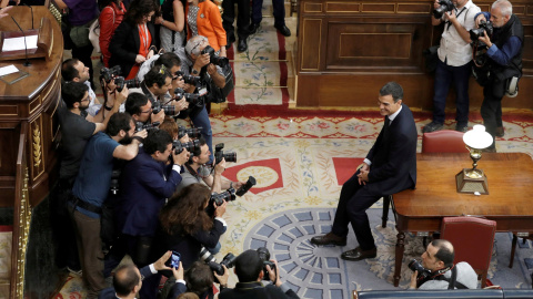 Pedro Sánchez posa ante los fotógrafos en el hemiciclo del Congreso de los Diputados tras ganar la moción de censura contra Mariano Rajo, el 1 de junio de 2018. REUTERS/Emilio Naranjo Pedro Sánchez posa ante los fotógrafos en el hemiciclo del Congreso de los Diputados tras ganar la moción de censura contra Mariano Rajo, el 1 de junio de 2018. REUTERS/Emilio Naranjo