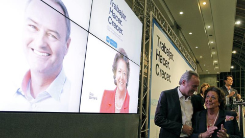 El candidato a la Presidencia de la Generalitat por el Partido Popular, Alberto Fabra (i), y la candidata popular a la Alcaldía de Valencia, Rita Barberá, se abrazan tras realizar una pegada de carteles virtual. EFE El candidato a la Presidencia de la Generalitat por el Partido Popular, Alberto Fabra (i), y la candidata popular a la Alcaldía de Valencia, Rita Barberá, se abrazan tras realizar una pegada de carteles virtual. EFE