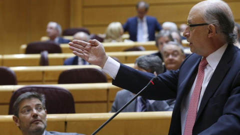 El ministro de Hacienda, Cristóbal Montoro, interviene durante la sesión de control al Gobierno, esta tarde en el pleno del Senado. /EFE El ministro de Hacienda, Cristóbal Montoro, interviene durante la sesión de control al Gobierno, esta tarde en el pleno del Senado. /EFE