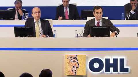 El todavía consejero delegado de OHL,Juan Osuna, con el presidente de la constructora, Juan Villar-Vir de Fuentes, en la última junta de accionistas de la compañía. E.P. El todavía consejero delegado de OHL,Juan Osuna, con el presidente de la constructora, Juan Villar-Vir de Fuentes, en la última junta de accionistas de la compañía. E.P.