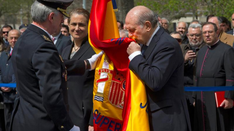 Fernández Díaz besa la bandera de España en un acto en Pamplona hace unos días. EFE/Villar López Fernández Díaz besa la bandera de España en un acto en Pamplona hace unos días. EFE/Villar López