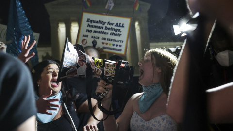 Los manifestantes realizan una vigilia frente a la Corte Suprema de los Estados Unidos el 2 de mayo de 2022 en Washington, DC. Los manifestantes realizan una vigilia frente a la Corte Suprema de los Estados Unidos el 2 de mayo de 2022 en Washington, DC.