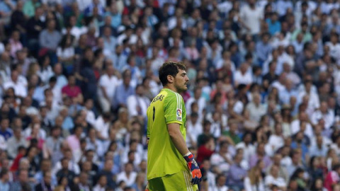 El portero del Real Madid Iker Casillas durante el partido de la trigésimo sexta jornada de Liga disputado ante el Valencia esta tarde en el estadio Santiago Bernabéu. EFE/Kiko Huesca El portero del Real Madid Iker Casillas durante el partido de la trigésimo sexta jornada de Liga disputado ante el Valencia esta tarde en el estadio Santiago Bernabéu. EFE/Kiko Huesca