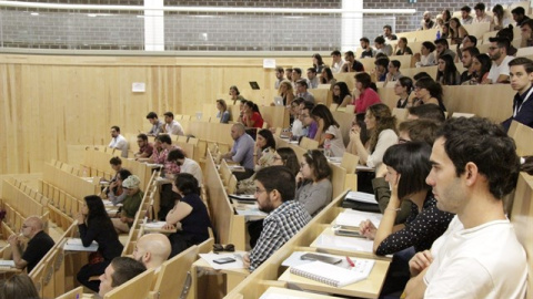 Jóvenes en una aula de la facultad Técnica Superior de Arquitectura de la Universidad de Granada. EUROPA PRESS Jóvenes en una aula de la facultad Técnica Superior de Arquitectura de la Universidad de Granada. EUROPA PRESS