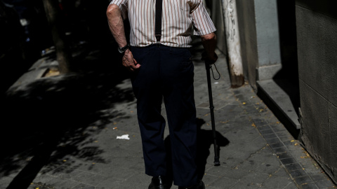 Un pensionista camina por una calle de Madrid. REUTERS/Susana Vera Un pensionista camina por una calle de Madrid. REUTERS/Susana Vera
