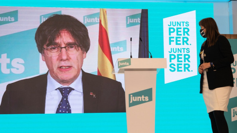 La número 2 de JxCat por Barcelona, Laura Borrás, observa al número 1 del partido por Barcelona, Carles Puigdemont (pantalla), durante una rueda de prensa para valorar los resultados obtenidos por su formación en los comicios catalanes dura La número 2 de JxCat por Barcelona, Laura Borrás, observa al número 1 del partido por Barcelona, Carles Puigdemont (pantalla), durante una rueda de prensa para valorar los resultados obtenidos por su formación en los comicios catalanes dura