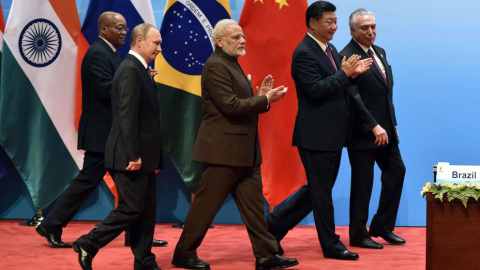 Los presidentes de Suráfrica, Jacob Zuma, y de Rusia, Vladímir Putin; el primer ministro indio, Narendra Modi; el presidente chino, Xi Jinping, y el brasileño, Michel Temer, en la cumbre BRICS de Xiamen. EFE/Kenzaburo Fukuhara Los presidentes de Suráfrica, Jacob Zuma, y de Rusia, Vladímir Putin; el primer ministro indio, Narendra Modi; el presidente chino, Xi Jinping, y el brasileño, Michel Temer, en la cumbre BRICS de Xiamen. EFE/Kenzaburo Fukuhara