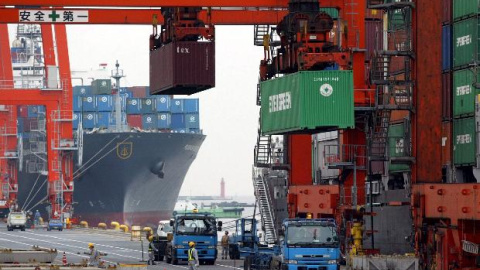 Los países de la Unión Europea contabilizan poco más del 11 por ciento del déficit en el comercio exterior de bienes de Estados Unidos, que sumó en los tres primeros meses de este año 185.147 millones de dólares. Los países de la Unión Europea contabilizan poco más del 11 por ciento del déficit en el comercio exterior de bienes de Estados Unidos, que sumó en los tres primeros meses de este año 185.147 millones de dólares.