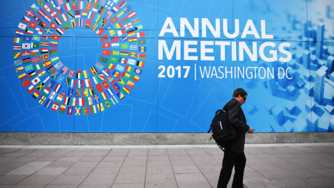 Un caminante pasea junto a la placa que anuncia la reunión anual del FMI. AFP/Jim Watson Un caminante pasea junto a la placa que anuncia la reunión anual del FMI. AFP/Jim Watson