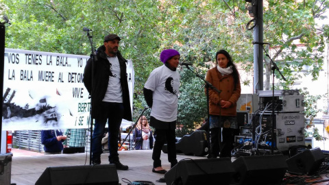 Berta Zúñiga Cáceres (derecha), en el acto de este sábado en Nou Barris. L. SAFONT.