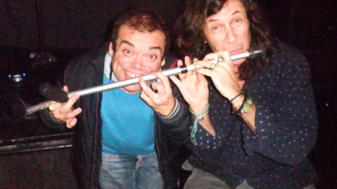 Esejambo y Jorge Pardo, tocando la muleta del primero a cuatro manos. Esejambo y Jorge Pardo, tocando la muleta del primero a cuatro manos.