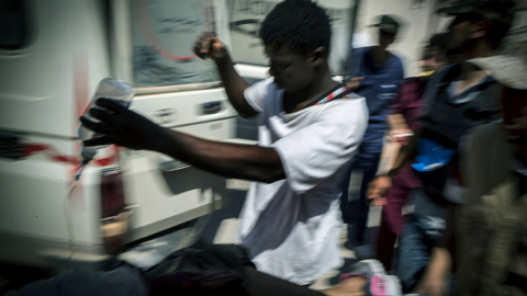 Alí,un refugiado nigerino en plena faena durante la batalla contra el estado Islámico en Sirte. / RICARDO GARCÍA VILANOVA