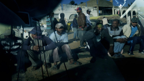 Migrantes en el centro de Trípoli en espera de un trabajo esporádico. / RICARDO GARCÍA VILANOVA