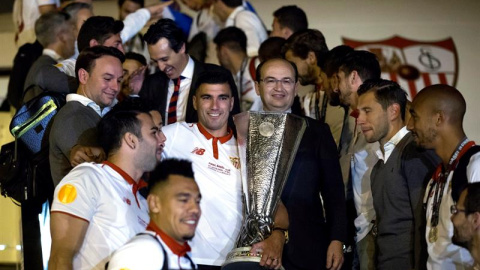 Jose Antonio Reyes, capitan del Sevilla FC y el presidente del club, José Castro, a su llegada esta madrugada al aeropuerto de Sevilla con la Copa de la Europa League. /EFE Jose Antonio Reyes, capitan del Sevilla FC y el presidente del club, José Castro, a su llegada esta madrugada al aeropuerto de Sevilla con la Copa de la Europa League. /EFE