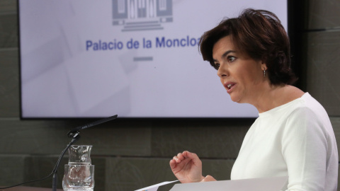 La vicepresidenta del Gobierno, Soraya Sáenz de Santamaría, durante la rueda de prensa posterior al Consejo de Ministros. EFE/Zipi La vicepresidenta del Gobierno, Soraya Sáenz de Santamaría, durante la rueda de prensa posterior al Consejo de Ministros. EFE/Zipi