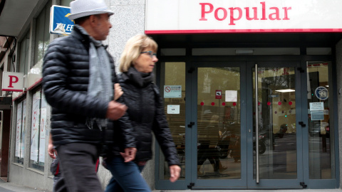 Una oficina del Banco Popular en el centro de Madrid. REUTERS/Andrea Comas
