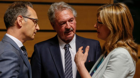 25/06/2018 De izquierda a derecha: el ministro de Exteriores alemán, Heiko Maas, conversa con sus homólogos luxemburgués, Jean Asselborn, y búlgara, Ekaterina Zaharieva, al inicio de la reunión del Consejo de Ministros de Exteriores y Defen 25/06/2018 De izquierda a derecha: el ministro de Exteriores alemán, Heiko Maas, conversa con sus homólogos luxemburgués, Jean Asselborn, y búlgara, Ekaterina Zaharieva, al inicio de la reunión del Consejo de Ministros de Exteriores y Defen