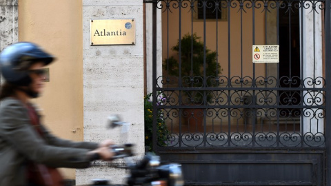 Un motorista pasa junto a la entrada de la sede de la empresa italiana de concesión de infraestructuras Atlantia en Roma. AFP/Filippo Monforte Un motorista pasa junto a la entrada de la sede de la empresa italiana de concesión de infraestructuras Atlantia en Roma. AFP/Filippo Monforte