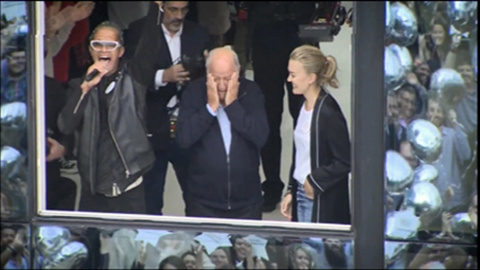 Imagen tomada de un video del empresario Amancio Ortega, fundador de Inditex, que asiste emocionado, junto a su hija Marta Ortega,a la fiesta sorpresa por su 80 cumpleaños organizada por la plantilla de la sede central de la compañía, en Ar Imagen tomada de un video del empresario Amancio Ortega, fundador de Inditex, que asiste emocionado, junto a su hija Marta Ortega,a la fiesta sorpresa por su 80 cumpleaños organizada por la plantilla de la sede central de la compañía, en Ar