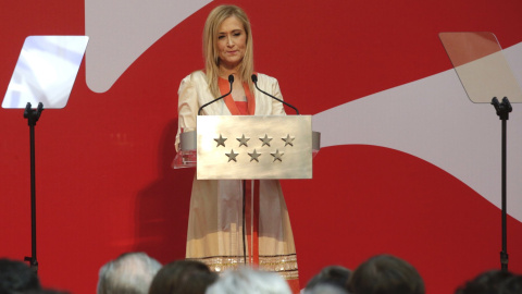La presidenta regional, Cristina Cifuentes, durante su intervención en el acto de imposición de Medallas y Condecoraciones de la Orden del Dos de Mayo, con motivo del Día de la Comunidad de Madrid. EFE/Zipi