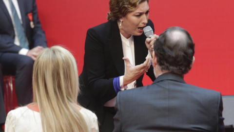 La presidenta de la Comunidad de Madrid, Cristina Cifuentes, y el presidente del Gobierno en funciones, Mariano Rajoy, observan la actuación de la artista Estrella Morente, durante el acto de imposición de Medallas y Condecoraciones de la O