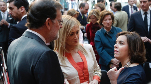 El presidente y la vicepresidanta del Gobierno en funciones, Mariano Rajoy y Soraya Sáenz de Santamaría, conversan con la presidenta regional, Cristina Cifuentes, durante el acto de imposición de Medallas y Condecoraciones de la Orden del D