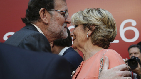 El presidente del Gobierno en funciones, Mariano Rajoy, saluda a la presidenta del PP de Madrid, Esperanza Aguirre, durante el acto de entrega las Medallas y Condecoraciones de la Orden del Dos de Mayo, celebrado en la Real Casa de Correos 