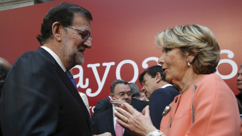El presidente del Gobierno en funciones, Mariano Rajoy, saluda a la presidenta del PP de Madrid, Esperanza Aguirre, durante el acto de entrega las Medallas y Condecoraciones de la Orden del Dos de Mayo, celebrado en la Real Casa de Correos 