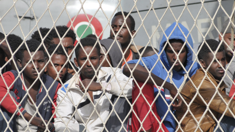 Migrantes africanos esperan a desembarca en el puerto siciliano de Palermo, tras se rescatados por un barco de la marina italiana. REUTERS/Guglielmo Mangiapane Migrantes africanos esperan a desembarca en el puerto siciliano de Palermo, tras se rescatados por un barco de la marina italiana. REUTERS/Guglielmo Mangiapane