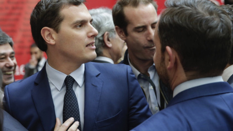 El presidente de Ciudadanos, Albert Rivera (i), durante el acto de imposición de Medallas y Condecoraciones de la Orden del Dos de Mayo, con motivo del Día de la Comunidad de Madrid, en la Real Casa de Correos. EFE/Zipi