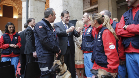 El presidente del Gobierno en funciones, Mariano Rajoy, conversa con los miembros del Servicio de Emergencia y Respuesta Inmediata de la Comunidad de Madrid (Ericam) que ha recibido una de las encomiendas de número de la Orden del Dos de Ma