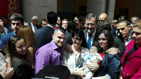 El presidente del Gobierno en funciones, Mariano Rajoy, se fotografía con la familia de uno de los asistentes a la recepción del Dos de Mayo. TWITTER
