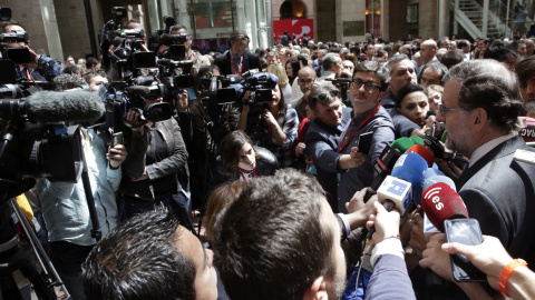 El presidente del Gobierno en funciones, Mariano Rajoy, que asistió a los actos del Dos de Mayo, Día de la Comunidad de Madrid, en declaraciones a la prensa. EFE/Zipi