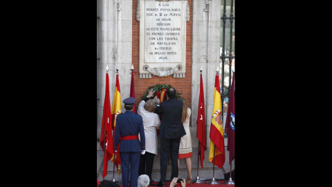 El presidente del Gobierno en funciones, Mariano Rajoy, la presidenta de la Comunidad de Madrid, Cristina Cifuentes, y la alcaldesa de Madrid, Manuela Carmena, colocan una corona en homenaje a los caídos de 1808 en lucha contra las tropas f