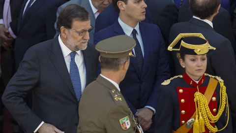 El presidente del Gobierno en funciones, Mariano Rajoy, junto al presidente de Ciudadanos, Albert Rivera, durante la tradicional parada y desfile militar que se ha celebrado en la Puerta de Sol, con motivo del Día de la Comunidad de Madrid.