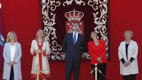 El presidente del Gobierno en funciones, Mariano Rajoy, la presidenta de la Comunidad de Madrid, Cristina Cifuentes, la alcaldesa de Madrid, Manuela Carmena, la delegada del Gobierno en Madrid, Concepción Dancausa, y la presidenta de la Asa