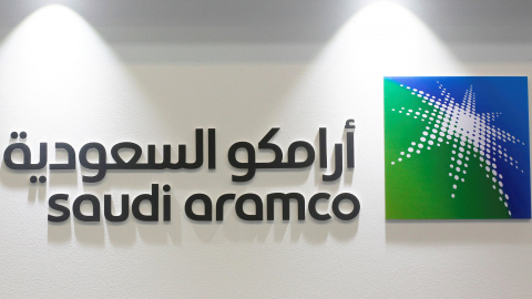 El logo de la petrolera Saudi Aramco en una feria energética en Manama, la capital de Bahrein. REUTERS/Hamad I Mohammed El logo de la petrolera Saudi Aramco en una feria energética en Manama, la capital de Bahrein. REUTERS/Hamad I Mohammed