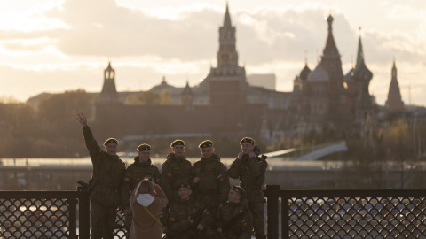 05/05/2022 - Los cadetes de las escuelas militares del ejército ruso posan para una foto de grupo en el puente Big Ustinsky antes de un ensayo para el desfile militar del Día de la Victoria.