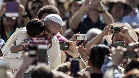 El papa Francisco besa a un bebé a su llegada a la audiencia general celebrada en la Plaza de San Pedro en el Vaticano.- EFE El papa Francisco besa a un bebé a su llegada a la audiencia general celebrada en la Plaza de San Pedro en el Vaticano.- EFE