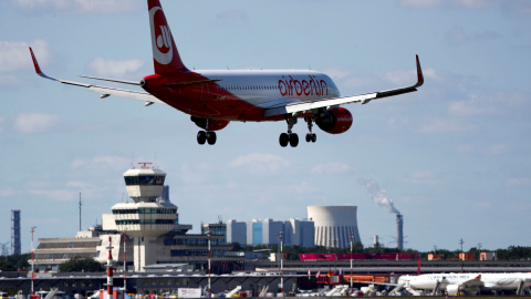 Un avión de Air Berlin aterrizando en el aeropuerto berlinés de Tegel. REUTERS/Fabrizio Bensch Un avión de Air Berlin aterrizando en el aeropuerto berlinés de Tegel. REUTERS/Fabrizio Bensch