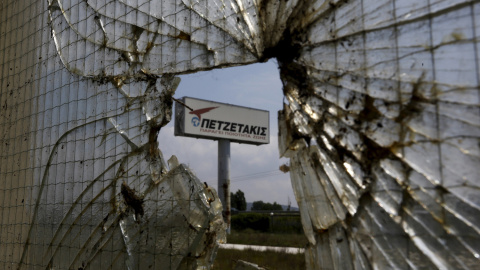 El logotipo de una fábrica de tubos de plástico que se cerró en 2011 se ve cerca de la ciudad de Kavala en la región de Tracia, Grecia.- REUTERS / Yannis Behrakis