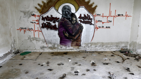 Un graffiti en uno de los muros de una fábrica de embalaje de fruta, cerrada a finales de 1990 cerca de la ciudad de Xanthi, en la región de Tracia, Grecia. -REUTERS / Yannis Behrakis