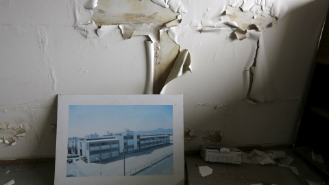 Una fotografía antigua de la fábrica dentro de una de sus estancias. Era una fábrica de aceite de cocina que se cerró en 1996 en la ciudad de Elefsina, en la región Sterea Hellas, Grecia .- REUTERS / Yannis Behrakis