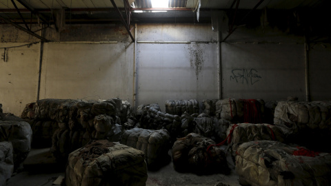 Cajas de hilo de algodón dentro de una fábrica de hilado de algodón que se cerró en 2000 en la ciudad de Larissa, en la región de Tesalia, Grecia.- REUTERS / Yannis Behrakis